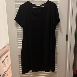 Black Lush short sleeve crepe vneck shift dress with pockets size large